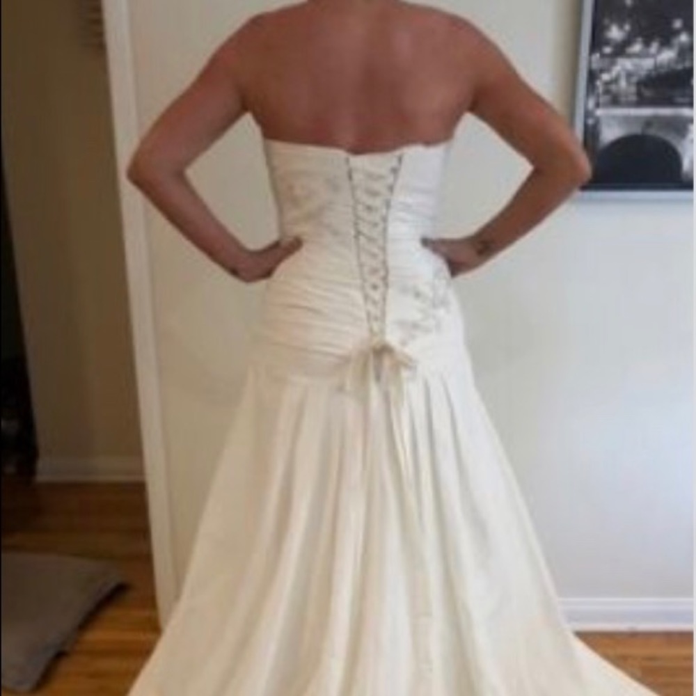 Beautiful wedding dress Brand New